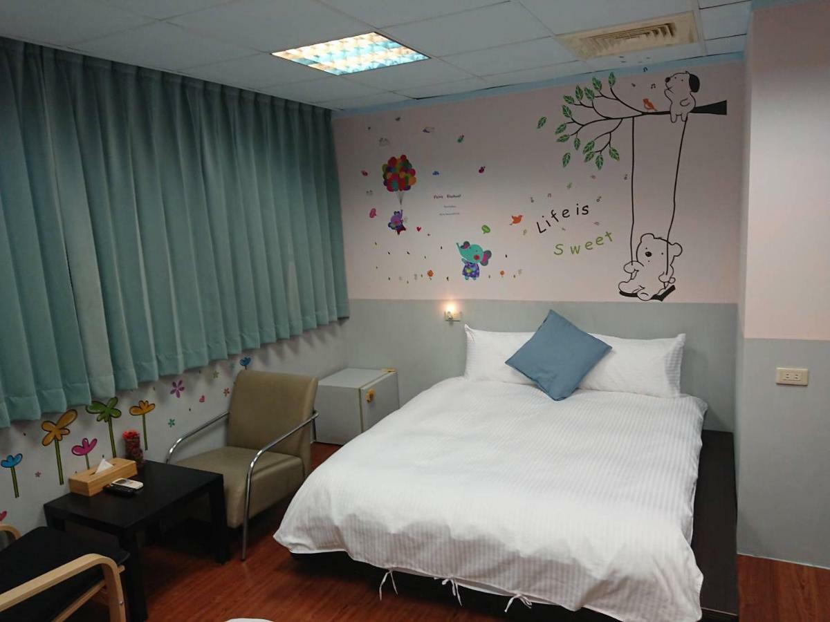Papa Bear'S Guesthouse Đài Trung Ngoại thất bức ảnh