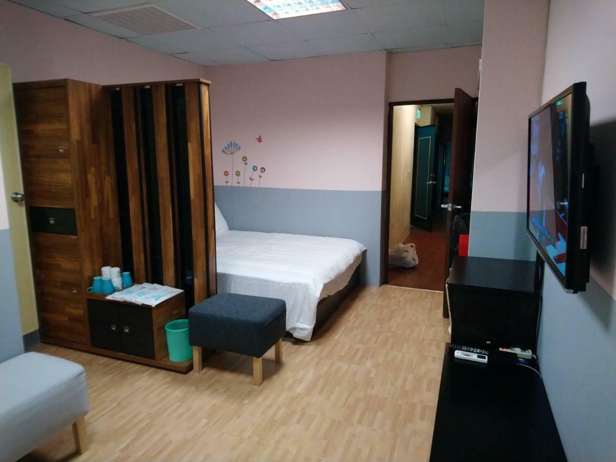 Papa Bear'S Guesthouse Đài Trung Ngoại thất bức ảnh